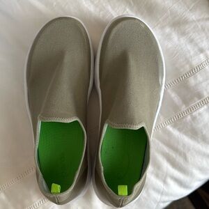 Oofos
WOMEN'S OOMG EEZEE LOW 
Size 10
Green